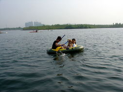 橡皮艇上的快樂時(shí)光 錢錢暢游，我們共享垂釣之樂